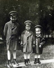 1921, Vízkelety László, kids, double-breasted coat, height chart, three people, Fortepan #227439