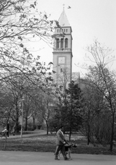 Magyarország, Budapest XIX., Wekerletelep, Munkás Szent József-templom., 1982, Bekker Sándor, templom, kutya, séta, park, torony, német juhászkutya, Budapest, kutyasétáltatás, Fortepan #22746