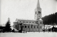 Románia, Dornavátra, Strada Mihai Eminescu, a megrongálódott római katolikus templom. Balra a Városháza tornya látható., 1918, Vízkelety László, Fortepan #227482