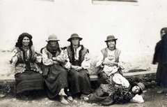 1917, Vízkelety László, hat, peasant, attire, folk costume, vest, barefoot, bench, woman, Fortepan #227497