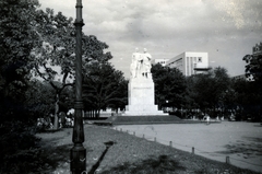 Magyarország, Budapest VIII., II. János Pál pápa (Tisza Kálmán) tér, a Nemzeti munka szobra (Siklódy Lőrinc, 1943.). Háttérben a Fiumei úti Baleseti Intézet., 1943, Vízkelety László, Budapest, szobor, Fortepan #227554