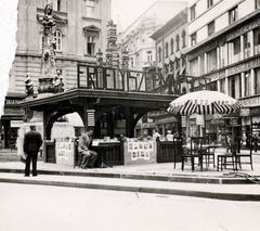 Magyarország, Budapest V., Szervita tér, az Erdélyi Szépmíves Céh pavilonja a Mária oszlop előtt., 1936, Vízkelety László, Budapest, napernyő, kopjafa, könyvárus, Fortepan #227559