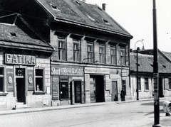 Magyarország, Óbuda, Budapest III., Lajos utca 117. és 115. számú épület., 1935, Vízkelety László, Budapest, plakát, utcakép, utcai lámpa, üzletportál, mosoda, gyógyszertár, kerékpárszerelő, Fortepan #227638