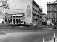 Magyarország, Budapest I., Clark Ádám tér, balra a Lánchíd presszó terasza., 1954, Vízkelety László, Budapest, utcakép, tűzfal, terasz, tér, politikai dekoráció, vendéglátás, Fortepan #227657