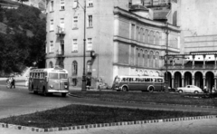 Magyarország, Budapest I., Clark Ádám tér, jobbra a Lánchíd presszó terasza., 1954, Vízkelety László, Budapest, utcakép, terasz, autóbusz, Ikarus 30, MÁVAG Tr5, Fortepan #227658