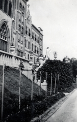 Magyarország, Budapest XII., Farkasvölgyi út 12-14., a felvétel az Isteni Szeretet Leányainak rendháza előtt készült., 1942, Vízkelety László, Budapest, Fortepan #227680