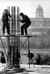 Magyarország, Budapest V., Széchenyi István (Roosevelt) tér, az állami külkereskedelmi vállalatok székházának tervezett irodaház (Spenótház) építkezése, háttérben a Budavári Palota (egykor Királyi Palota)., 1973, Középületépítő Vállalat - Kreszán Albert - Koczka András - Kemecsei József, Budapest, Fortepan #227730