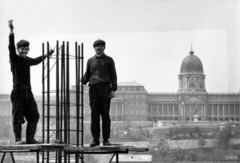 Magyarország, Budapest V., Széchenyi István (Roosevelt) tér, az állami külkereskedelmi vállalatok székházának tervezett irodaház (Spenótház) építkezése háttérben a Budavári Palota (egykor Királyi Palota)., 1973, Középületépítő Vállalat - Kreszán Albert - Koczka András - Kemecsei József, Budapest, Fortepan #227731