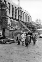 Hungary, Budapest I., a Halászbástya - Gimnázium utca - Iskola lépcső közötti terület a budai Vár falánál, fent a Hilton szálló építkezése., 1975, Középületépítő Vállalat - Kreszán Albert - Koczka András - Kemecsei József, Budapest, Fortepan #227760