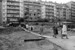 Hungary, Budapest XI., a Skála Budapest Szövetkezeti Nagyáruház építkezési területe, háttérben a Bercsényi utca házsora., 1975, Középületépítő Vállalat - Kreszán Albert - Koczka András - Kemecsei József, Budapest, Fortepan #227761