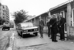 Hungary, Budapest XI., Bercsényi utca az Október huszonharmadika (Schönherz Zoltán) utca felé nézve, a felvétel a Skála Budapest Szövetkezeti Nagyáruház építkezési területén lévő felvonulási épülete előtt készült., 1975, Középületépítő Vállalat - Kreszán Albert - Koczka András - Kemecsei József, number plate, Budapest, Fortepan #227764