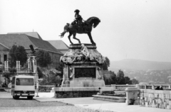 Hungary, Budapest I., Savoyai terasz, Savoyai Jenő lovasszobra (Róna József, 1899.) a Budavári Palota (korábban Királyi Palota) előtt. Háttérben balra a Turul szobor és a Sándor-palota., 1975, Középületépítő Vállalat - Kreszán Albert - Koczka András - Kemecsei József, Prince Eugene of Savoy-portrayal, Budapest, bus, Fortepan #227823