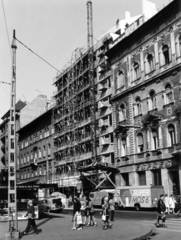 Magyarország, Budapest VII., Rákóczi út, szemben az Akácfa utca 3. szám alatti EMKE Szálloda építkezése látható., 1971, Középületépítő Vállalat - Kreszán Albert - Koczka András - Kemecsei József, Budapest, Fortepan #227840