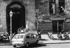 Hungary, Budapest I., Szentháromság tér, a felvétel a BME Schönherz Zoltán Kollégiuma (az egykori Pénzügyminisztérium épülete) előtt készült., 1980, Középületépítő Vállalat - Kreszán Albert - Koczka András - Kemecsei József, Budapest, Volkswagen-brand, trophy, motorcycle, Fortepan #227857