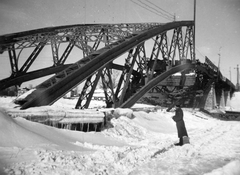 Ukrajna, Kijev, a felrobbantott Ruszanovszkij híd., 1942, Ungváry Krisztián, keleti front, tél, hó, híd, második világháború, hídroncs, Fortepan #22791