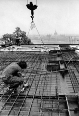 Hungary, Budapest I., a Hilton szálló építkezése, háttérben a Parlament., 1975, Középületépítő Vállalat - Kreszán Albert - Koczka András - Kemecsei József, Budapest, Fortepan #227923