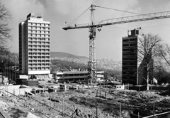 Hungary, Budapest II., Pálos utca 2., a Hotel Rege építkezése, balra a Hárshegyi út 5-7. szám alatti Európa szálló., 1980, Középületépítő Vállalat - Kreszán Albert - Koczka András - Kemecsei József, Budapest, Fortepan #227975