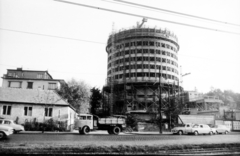 Magyarország, Budapest II., Szilágyi Erzsébet fasor, a Budapest körszálló építkezése. A teherautó mögött a Lorántffy Zsuzsanna lépcső., 1966, Középületépítő Vállalat - Kreszán Albert - Koczka András - Kemecsei József, Budapest, Skoda 706 RT/MT, Fortepan #228017