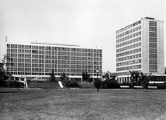 Magyarország, Budapest XI., Goldmann György tér, Budapesti Műszaki Egyetem (később Budapesti Műszaki és Gazdaságtudományi Egyetem), szemben a V2, jobbra az E épület., 1969, Középületépítő Vállalat - Kreszán Albert - Koczka András - Kemecsei József, Budapest, Fortepan #228040