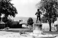 Magyarország, budai Vár, Budapest I., Kisfaludi Strobl Zsigmond szobrászművész alkotása, az Öreg huszár (1932) a Palota út - Szent György utca találkozásánál, háttérben a Fehérvári kapu., 1969, Középületépítő Vállalat - Kreszán Albert - Koczka András - Kemecsei József, Budapest, Fortepan #228075