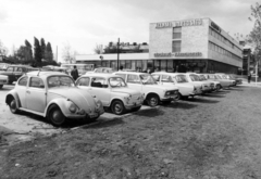 Magyarország, Budapest XI., Hamzsabégi út 60., az Ál­lami Biztosító Budapesti Gépjárműkárrendezési Központ kárfelvevő helye., 1971, Középületépítő Vállalat - Kreszán Albert - Koczka András - Kemecsei József, rendszám, Budapest, Volvo 140, Volkswagen Bogár, Autobianchi A112, Fortepan #228085