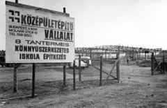 Magyarország, Budapest XVIII., Szent Lőrinc lakótelep (KISZ lakótelep), a Margó Tivadar (Rákóczi) utca 77. alatt álló FEAL-rendszerű, 8 tantermes, könnyűszerkezetes iskola építése., 1972, Középületépítő Vállalat - Kreszán Albert - Koczka András - Kemecsei József, Budapest, építkezés, cégtábla, Fortepan #228106