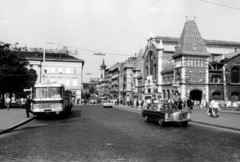 Magyarország, Budapest V., Fővám (Dimitrov) tér, szemben a Vámház (Tolbuhin) körút és a Központi Vásárcsarnok., 1972, Középületépítő Vállalat - Kreszán Albert - Koczka András - Kemecsei József, Mercedes W108, Budapest, Fortepan #228120