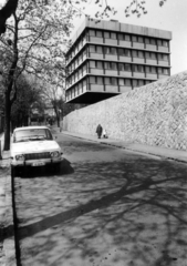 Magyarország, Budapest II., Ady Endre út - Szemlőhegy utca sarok, a Demokratikus Ifjúsági Szövetség (DIVSZ) székháza., 1973, Középületépítő Vállalat - Kreszán Albert - Koczka András - Kemecsei József, rendszám, Budapest, Wartburg 353, Fortepan #228123