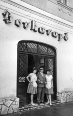 Hungary,Lake Balaton, Siófok, Fő utca 43., Borharapó., 1965, Ladinek Viktor, waiter, store display, Fortepan #228162