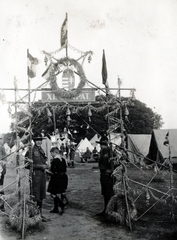 Egyesült Királyság, Birkenhead, Arrowe Park, 3. Nemzetközi Cserkész Világtalálkozó (Jamboree), a XI. számú magyar csapat kapuja., 1929, Ábrahám Katalin és László, cserkész, címer, Fortepan #228178