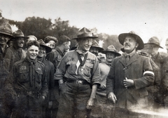 Egyesült Királyság, Birkenhead, Arrowe Park, 3. Nemzetközi Cserkész Világtalálkozó (Jamboree). Középen Robert Baden-Powell a világ főcserkésze, jobbra Temesi Gyöző a magyar tábor parancsnoka., 1929, Ábrahám Katalin és László, cserkész, zsebredugott kéz, Fortepan #228184