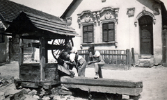 Magyarország, Kisoroszi, a felvétel a Széchenyi út 30. számú ház előtti kútnál készült., 1935, Ábrahám Katalin és László, népi építészet, kerekeskút, Fortepan #228215