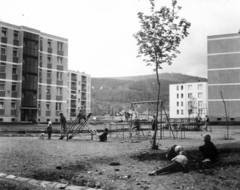 Magyarország, Miskolc, Kilián-dél lakótelep, játszótér a Gagarin utcánál., 1963, Ábrahám Katalin és László, Fortepan #228235