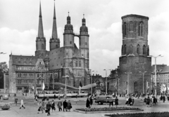 Germany, Halle, Marktplatz, szemben a Szűz Mária-templom (Marktkirche Unser Lieben Frauen, auch Marienkirche), előtte Händel szobra és a Vörös Torony (Roter Turm)., 1961, Ábrahám Katalin és László, GDR, Fortepan #228249