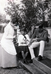 Romania,Transylvania, Zalău, 1917, Ábrahám Katalin és László, three people, family, oleander, toy animal, Fortepan #228252