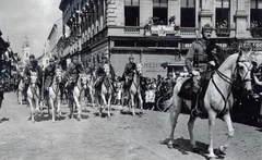 Románia,Erdély, Szatmárnémeti, Deák tér (Piata Libertatii), szemben a Kazinczy utca (Strada Stefan cel Mare), háttérben a Zárdatemplom (Szeplőtelen Szűz Mária templom) tornya látszik. A felvétel a magyar csapatok bevonulása idején, 1940. szeptember 5-én készült., 1940, Ábrahám Katalin és László, testőr, madártoll, Fortepan #228259