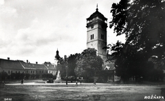 Szlovákia, Rozsnyó, főtér (Námestie baníkov), előtérben Andrássy Franciska grófnő mellszobra, mögötte balra a Szűz Mária mennybevétele katedrális (Katedrála Nanebovzatia Panny Márie), jobbra a Városi őrtorony., 1936, Ábrahám Katalin és László, Fortepan #228260