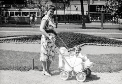 Hungary, Budapest VIII.,Budapest V., a felvétel a Múzeumkertben készült, háttérben a Múzeum körút házai., 1959, Király Ildikó, Budapest, summer dresses, mother, baby carriage, Fortepan #228421