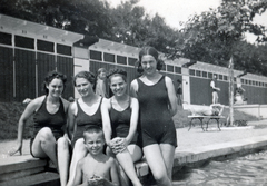 Hungary, Kecskemét, Széktó-fürdő, kabinsor., 1938, Király Ildikó, beach, bathing suit, tableau, bathing, Fortepan #228441