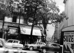 France, Paris, Rue Laffitte a Boulevard des Italiens felől a Notre-Dame-de-Lorette templom felé nézve, a háttérben a Montmartre dombon a Sacré Coeur-bazilika látszik., 1959, Zimre Zsuzsa, french sign, automobile, Fortepan #228452