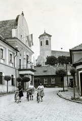 Hungary, Szentendre, Városház tér, balra a Városháza. Háttérben a Keresztelő Szent János-templom., 1938, Flanek-Falvay-Kováts, bicycle, Fortepan #228485