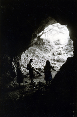 Hungary, Pilis Mountains, Kis-Kevély, Mackó-barlang., 1938, Flanek-Falvay-Kováts, silhouette, entrance, cave, Fortepan #228502