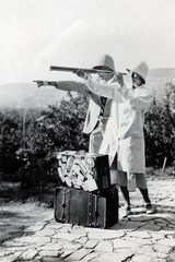 1932, Flanek-Falvay-Kováts, suitcase stickers, cork hat, telescope, point a finger, suitcase, Fortepan #228514