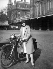 Hungary, Budapest VI., Nyugati pályaudvar, indulási oldal., 1936, Fortepan, motorcycle, DKW-brand, motorcycle with sidecar, woman, Budapest, Gustave Eiffel-design, girls'n'cars, Fortepan #22853