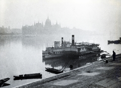 Hungary, Budapest II.,Budapest V., budai alsó rakpart a Bem József (Pálffy) téri hajóálomásnál, a csavargőzösök mögött a ködben a Parlament., 1932, Flanek-Falvay-Kováts, fog, steamboat, LII ship, Budapest, Fortepan #228553