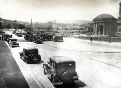 Hungary, Budapest V., Március 15. (Eskü) tér, jobbra Erzsébet királyné emlékműve., 1932, Flanek-Falvay-Kováts, Budapest, Fortepan #228581