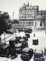 Hungary, Budapest V., Március 15. (Eskü) tér, balra Petőfi Sándor szobra, jobbra Erzsébet királyné emlékműve látszik., 1932, Flanek-Falvay-Kováts, Budapest, Fortepan #228583