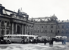 Hungary, Budapest I., Szent György tér, balra a Királyi Palota (később Budavári Palota) főkapuja., 1932, Flanek-Falvay-Kováts, Budapest, Fortepan #228585