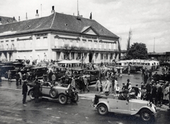 Hungary, Budapest I., Szent György tér, Sándor-palota (ekkor Miniszterelnöki palota)., 1932, Flanek-Falvay-Kováts, Budapest, bus, automobile, MÁG-brand, Fortepan #228588