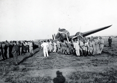 Olaszország, Grottaglie, balesetet szenvedett Savoia-Marchetti SM.81 típusú repülőgép., 1939, Szűcs Zsigmond örökösei, repülőgép, járműroncs, Savoia-Marchetti-márka, Savoia-Marchetti SM.81, Savoia Marchetti SM.81, Fortepan #228594